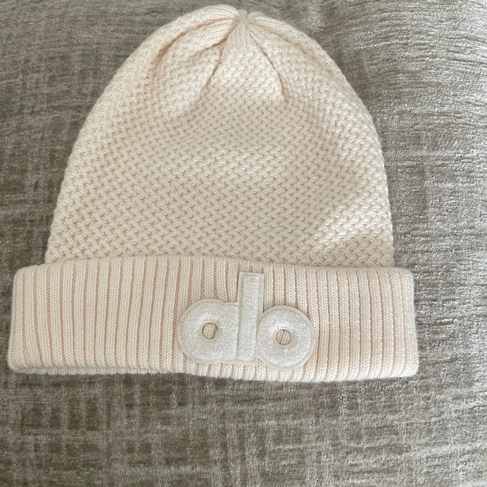 Alo yoga beanie color Ivory